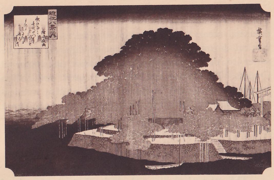 Print of a night rain: faint vertical streaks of rain fall across the huge layered crown of a pine that covers a stone-walled headland with steps at the right, the roof of a small building and a gate frame show at the right edge with masts beyond, and boats lie at the foot of the wall. A poem card and a title cartouche are at the upper left, and a signature at the upper right.