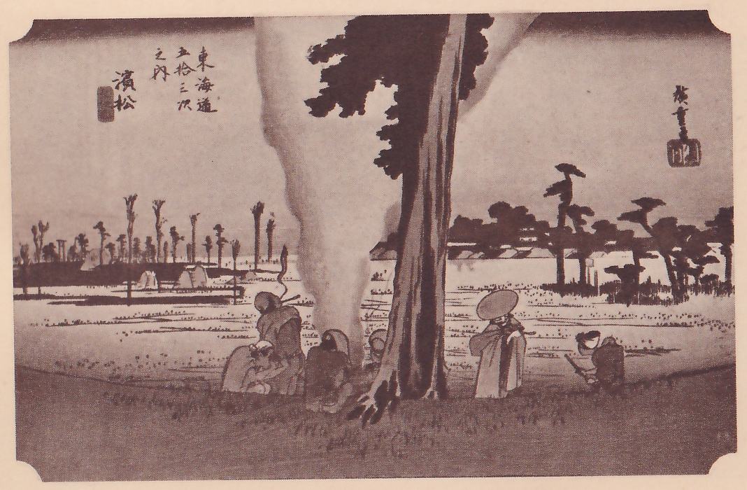 Print of a flat open field with a huge tree trunk at the center: a tall plume of smoke rises beside the trunk, several figures in hooded wraps crouch at its left, a figure in a wide round hat and a long wrap stands to its right, and another small figure stands farther right. Pines stand at the right, rows of bare tall trees and low mounds at the left, and low roofs in the distance. Title writing is at the upper left, a signature and seal at the upper right.