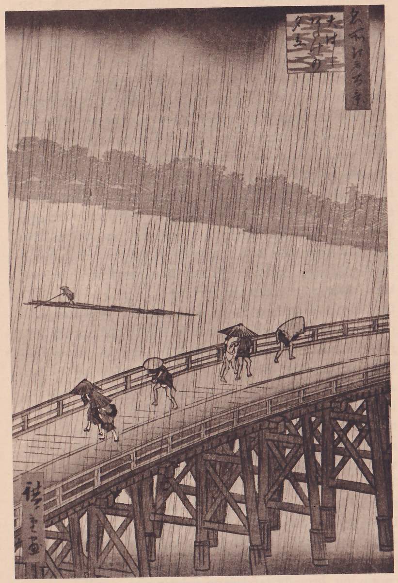 Black-and-white print of a long arched bridge on stout crossed timber posts, curving from the lower left toward the right, with several small figures crossing it, some bending forward under hats or cloths. Fine straight lines slant down across the whole picture. Behind the bridge lies wide water with a long narrow boat at the left and a low line of trees on the far bank. A framed label and a narrow strip of Japanese characters stand at the upper right, and a signature column at the lower left.