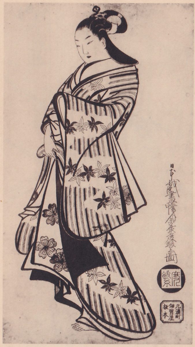 Black-and-white print of one figure standing turned three-quarters to the left, the head bowed and the hair gathered into a high knot with a pale band. The figure wears a long robe patterned with stripes and leaf and flower shapes, with long sleeves hanging, and one bare foot shows at the lower left. A column of Japanese characters stands at the right, with a round seal and a small square seal below it.