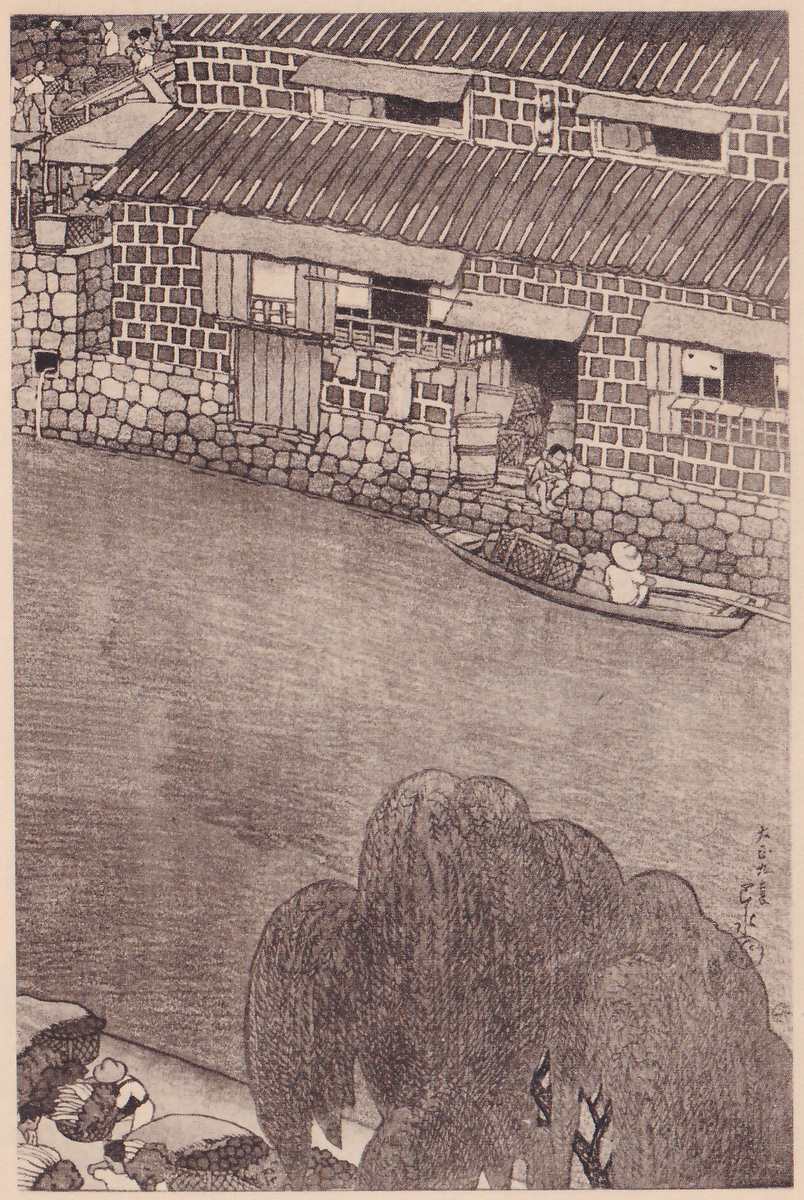 Black-and-white print of a canal seen from above. A long two-storey building with a striped tiled roof and a wall of rectangular blocks stands along the far bank, with awnings over its windows and a doorway where a figure sits on stone steps. A narrow boat lies at the bank carrying baskets, with a figure in a pale hat seated at the right. A large rounded tree fills the lower right foreground, and heaps of leafy bundles with a figure bending over them show at the lower left. A signature column stands to the right of the tree.