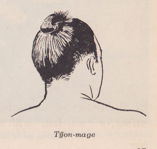Pen drawing of the back of a head and the tops of the shoulders, with the hair cut short at the sides and back and gathered in a small knot standing on the top of the head, a small pale oval piece at its base. One ear shows at the right. Printed beneath the drawing: Tyon-mage.