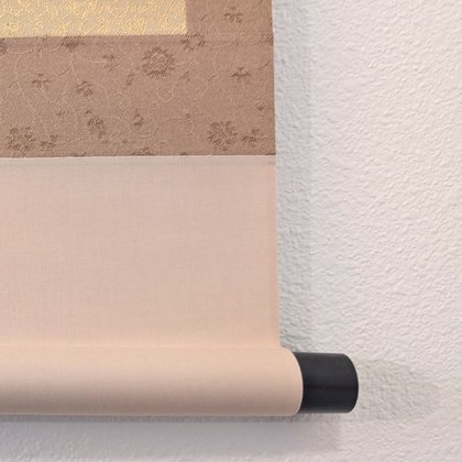 The roller at the foot of a hanging scroll